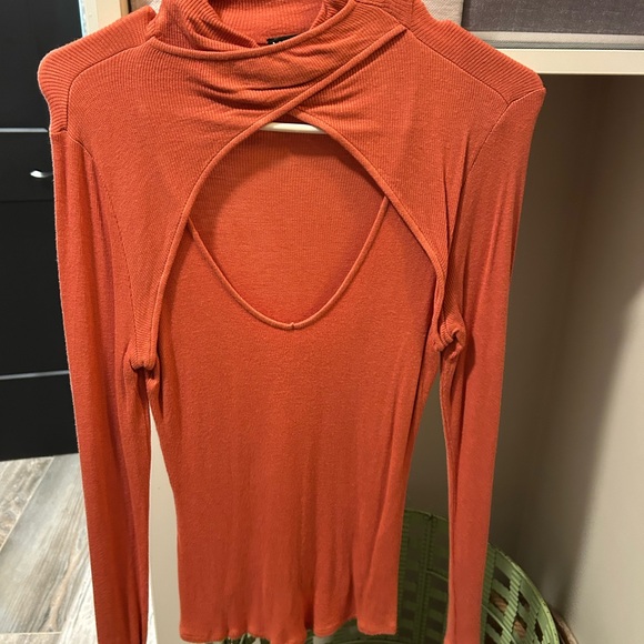 VENUS Rust Cutout Long Sleeve Top - Picture 2 of 4